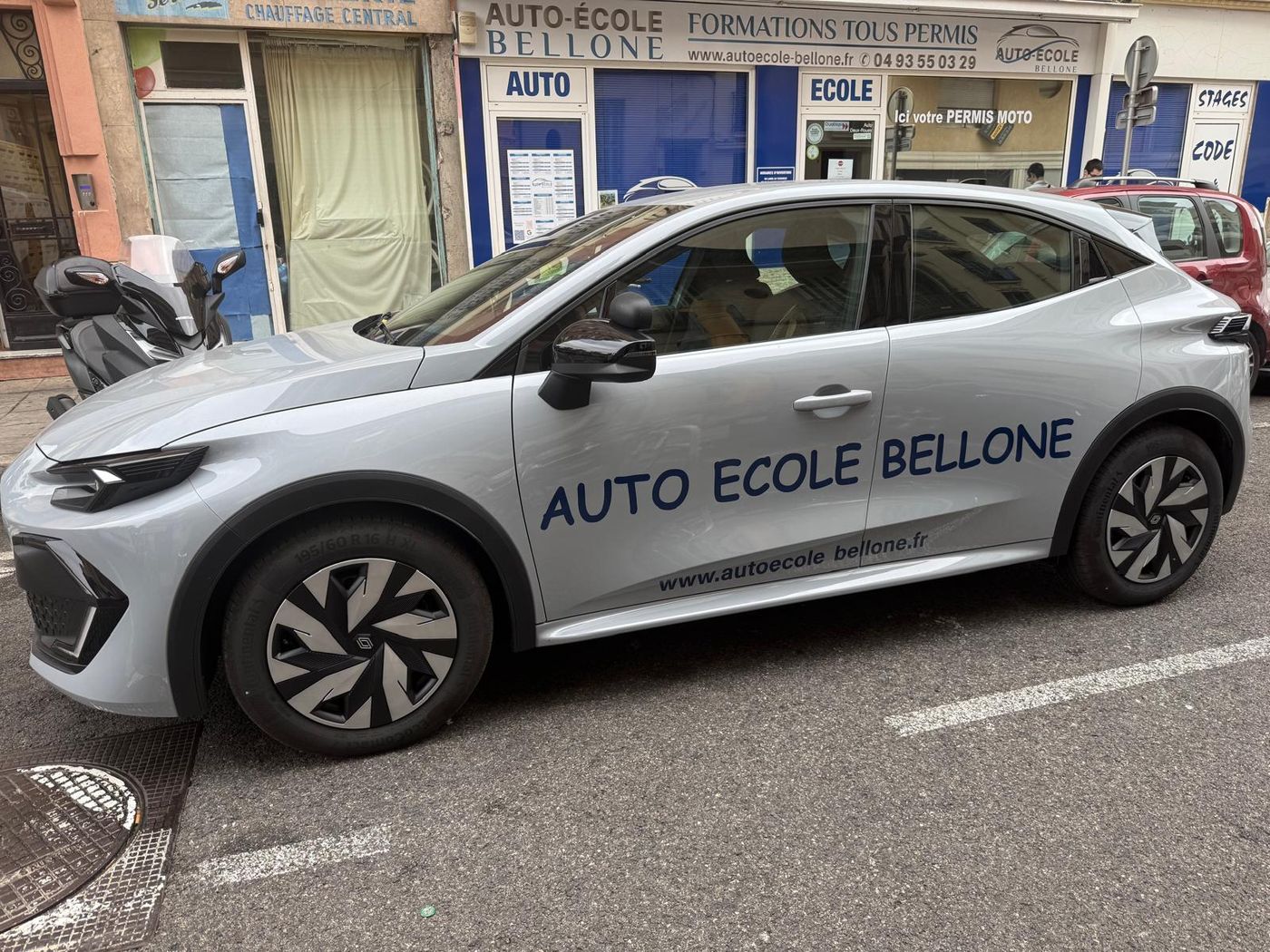 Renault Clio 6 Hybride Auto-École Bellone Nice — véhicule de formation avec doubles commandes